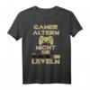 Videospiel Zocker T-Shirt - Gamer altern nicht, sie leveln - Perfektes Geschenk für E-Sport Fans, Nerds und Gaming-Enthusiasten