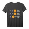 Lustiges Astronomie T-Shirt mit Mond, Sonne & Ringen - Perfekt für Raum- und Sternenliebhaber, Hobby-Astronomen & Nerds