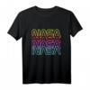 NASA Neon Rainbow Repeat Text Logo Premium T-Shirt – Offiziell lizenzierte Raumfahrt-Mode für NASA Fans