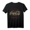 Vintage Coca-Cola Drink In Bottles Logo T-Shirt - Offiziell lizenzierte Mode für Coca-Cola Fans und Vintage-Design Liebhaber