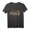 Vintage Coca-Cola Drink In Bottles Logo T-Shirt - Offiziell lizenzierte Mode für Coca-Cola Fans und Vintage-Design Liebhaber