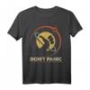 42 Answer to Life Universe Everything Don't Panic Lustiges T-Shirt - Klassisch geschnitten, doppelt genähter Saum, perfektes Geschenk für Science-Fiction Fans