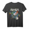 NASA Blast Off Retro Rainbow Stripes Graphic T-Shirt - Offiziell lizenzierte Weltraum-Mode für NASA Fans