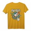 NASA Blast Off Retro Rainbow Stripes Graphic T-Shirt - Offiziell lizenzierte Weltraum-Mode für NASA Fans