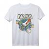 NASA Blast Off Retro Rainbow Stripes Graphic T-Shirt - Offiziell lizenzierte Weltraum-Mode für NASA Fans