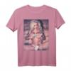 Heißes Mädchen mit Pistolen T-Shirt - Sexy Pinup-Girl Grafik für Männer und Frauen, modisches Statement