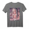 Heißes Mädchen mit Pistolen T-Shirt - Sexy Pinup-Girl Grafik für Männer und Frauen, modisches Statement
