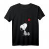 HapOwl T-Shirt mit Herz sitzendem Snoopy - Lustiges V-Ausschnitt Shirt als Geschenk für Geburtstagskinder und Snoopy Fans