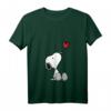 HapOwl T-Shirt mit Herz sitzendem Snoopy - Lustiges V-Ausschnitt Shirt als Geschenk für Geburtstagskinder und Snoopy Fans