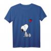 HapOwl T-Shirt mit Herz sitzendem Snoopy - Lustiges V-Ausschnitt Shirt als Geschenk für Geburtstagskinder und Snoopy Fans