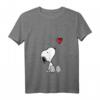 HapOwl T-Shirt mit Herz sitzendem Snoopy - Lustiges V-Ausschnitt Shirt als Geschenk für Geburtstagskinder und Snoopy Fans