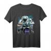 NASA Space Drum Playing Astronaut Graphic T-Shirt - Offiziell lizensierte Raumfahrt Kleidung für Space Fans