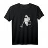 Astronaut T-Shirt mit Staubsauger Motiv – Lustiges Geschenk für Hausmeister, Putzpersonal & Sterne-Liebhaber zu Weihnachten, Geburtstag & mehr