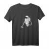 Astronaut T-Shirt mit Staubsauger Motiv – Lustiges Geschenk für Hausmeister, Putzpersonal & Sterne-Liebhaber zu Weihnachten, Geburtstag & mehr