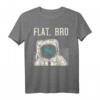 Flat Bro Astronaut Space Conspiracy Theory T-Shirt – Lustiges Geschenk für Flat Earth Gläubige, Space-Liebhaber & Conspiracy-Theoristen
