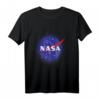 NASA Logo In Space Graphic T-Shirt - Offiziell lizenziertes Weltraum-Design für NASA Fans