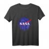 NASA Logo In Space Graphic T-Shirt - Offiziell lizenziertes Weltraum-Design für NASA Fans