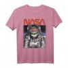 NASA Vintage Astronaut Moon Walk Reflection Graphic T-Shirt - Offizielles NASA Merchandise für Raumfahrtfans