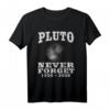 Pluto Never Forget - Lustiges Astronomie & Planeten T-Shirt als Geschenk zum Geburtstag oder Weihnachten für Sternenbeobachter und Pluto-Liebhaber