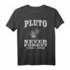 Pluto Never Forget - Lustiges Astronomie & Planeten T-Shirt als Geschenk zum Geburtstag oder Weihnachten für Sternenbeobachter und Pluto-Liebhaber