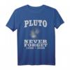 Pluto Never Forget - Lustiges Astronomie & Planeten T-Shirt als Geschenk zum Geburtstag oder Weihnachten für Sternenbeobachter und Pluto-Liebhaber