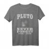 Pluto Never Forget - Lustiges Astronomie & Planeten T-Shirt als Geschenk zum Geburtstag oder Weihnachten für Sternenbeobachter und Pluto-Liebhaber