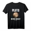 Pluto Never Forget Astronomie T-Shirt – Perfektes Geschenk für Weltraum- und Science Fiction Fans, Nerds und Planet Pluto Liebhaber