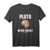 Pluto Never Forget Astronomie T-Shirt – Perfektes Geschenk für Weltraum- und Science Fiction Fans, Nerds und Planet Pluto Liebhaber