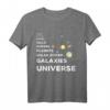 Universum Physiker - Quantenmechanik und Galaxie T-Shirt für Astrophysiker, Kinder und Weltraumfans - Perfektes Geschenk zu Weihnachten & Geburtstag