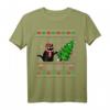 Lustiges schwarze Katze 'What?' Pushing Christmas Tree Ugly Sweater T-Shirt – Perfektes Geschenk für Katzenliebhaber zu Weihnachten, Halloween, Valentinstag & Muttertag