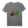 Lustiges schwarze Katze 'What?' Pushing Christmas Tree Ugly Sweater T-Shirt – Perfektes Geschenk für Katzenliebhaber zu Weihnachten, Halloween, Valentinstag & Muttertag