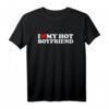 I Love My Hot Boyfriend T-Shirt – Romantisches Valentinstagsgeschenk für den Partner, Liebesbotschaft auf T-Shirt
