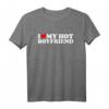 I Love My Hot Boyfriend T-Shirt – Romantisches Valentinstagsgeschenk für den Partner, Liebesbotschaft auf T-Shirt