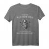 Geh mir aus dem Weg du unnötiger Sozialkontakt Wikinger T-Shirt – Lustiges Motiv mit Helm und Äxten, perfekt als Geschenk für Wikinger Fans und Humorvolle zum Geburtstag oder Lockdown