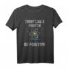 Think Like A Proton Be Positive Quantenphysik Nerd Science T-Shirt - Stylisches Geschenk für Wissenschaftler, Nerds und positive Geeks