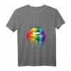 LGBTQ+ Damen T-Shirt mit Lippen und V-Ausschnitt – Stolz zeigen & Unterstützung ausdrücken, perfektes Geschenk für Schwule, Lesben, Bisexuelle & Transgender