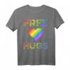 Free Hugs LGBT T-Shirt - Regenbogen Herz Support-Shirt für Lesben, Schwule, Bisexuelle und Transgender - Perfekt als Geschenk zum Geburtstag, Weihnachten oder Pride