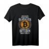 Geld allein macht nicht glücklich - Bitcoin Blockchain T-Shirt für Krypto Fans, Hodler & Daytrader, ideales Geschenk zu Weihnachten, Ostern, Vatertag & Geburtstag