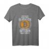 Geld allein macht nicht glücklich - Bitcoin Blockchain T-Shirt für Krypto Fans, Hodler & Daytrader, ideales Geschenk zu Weihnachten, Ostern, Vatertag & Geburtstag