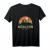 Retro Vintage Skyline München T-Shirt – Stadtgeschenk & Souvenir für Touristen und Bewohner mit buntem Sonnenuntergang-Design