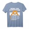 Lustiges Katzen Kaffee Urlaub Müde T-Shirt – Humorvolles Design für Katzen- und Kaffeefans, ideal für Alltag und Geschenke