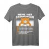Lustiges Katzen Kaffee Urlaub Müde T-Shirt – Humorvolles Design für Katzen- und Kaffeefans, ideal für Alltag und Geschenke