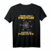 Think Like a Proton Chemiker Lebensfreude Motivation Chemie T-Shirt – Lustiges Geschenk für Chemiker, Wissenschaftler & Chemielehrer