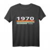 Vintage Retro Stripes 1970 Geburtstagsjahr T-Shirt – Klassisches Design mit Hund und chinesischem Tierzeichen für Herren und Damen