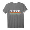 Vintage Retro Stripes 1970 Geburtstagsjahr T-Shirt – Klassisches Design mit Hund und chinesischem Tierzeichen für Herren und Damen