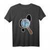 Detektiv Design für Herren und Damen - Lupe T-Shirt mit Fußspuren, perfekt für Krimi-Fans, Hobby-Privatdetektive & als Geschenk für Polizei-Papas, Mamas & Kinder