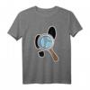 Detektiv Design für Herren und Damen - Lupe T-Shirt mit Fußspuren, perfekt für Krimi-Fans, Hobby-Privatdetektive & als Geschenk für Polizei-Papas, Mamas & Kinder