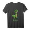 Kinder Dino Dinosaurier Name Leo T-Shirt – Personalisierte Dino Geschenkidee für Jungen zum Geburtstag oder als Geschenk für Neffen & Enkel