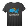Sleepysaurus Dinosaurier Schlafshirt – Lustiges Nachthemd für Langschläfer, Morgenmuffel & Nachteulen, Bequeme Schlafkleidung für Faulheit und Müde