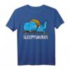Sleepysaurus Dinosaurier Schlafshirt – Lustiges Nachthemd für Langschläfer, Morgenmuffel & Nachteulen, Bequeme Schlafkleidung für Faulheit und Müde